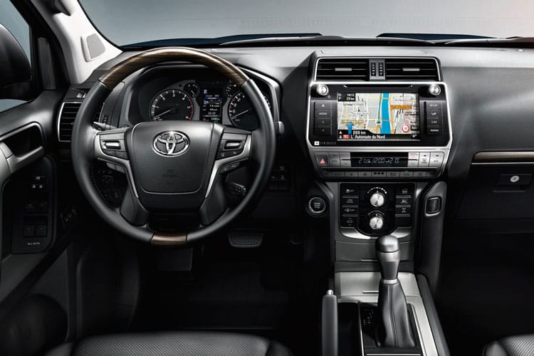 3942537 2.8 D-4D 204 Invincible 5dr Auto 7 Seats